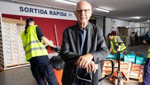 Lluís Fatjó-Vilas,  director de el Banc dels Aliments, en las instalaciones de la entidad de las que a diario llegan y parten alimentos.