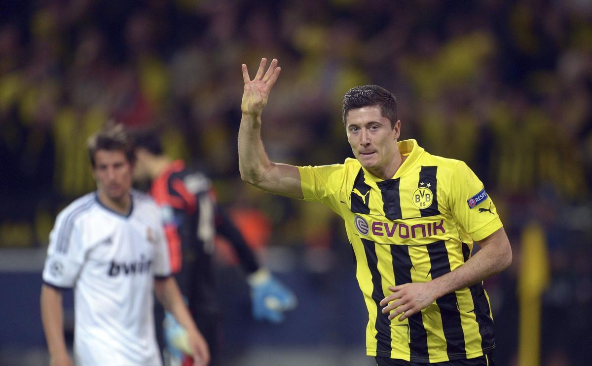 Lewandowski señala con la mano el número cuatro tras marcar su cuarto gol ante el Madrid en las semifinales de la Champions. / federico gambarini / efeMKL87 DORTMUND (ALEMANIA) 24/04/2013.- El delantero polaco del Borussia Dortmund, Robert Lewandowski celebra su cuarto marcado de penalti que supuso el 4-1 ante el Real Madrid durante el partido de ida de las semifinales de la Liga de Campeones disputado en el estadio Signal Iduma Park de Dortmund, Alemania, hoy, miércoles 24 de abril de 2013. EFE/FEDERICO GAMBARINI ALEMANIA FÚTBOL LIGA DE CAMPEONES. FUTBOL. LIGA DE CAMPEONES. CHAMPIONS LEAGUE