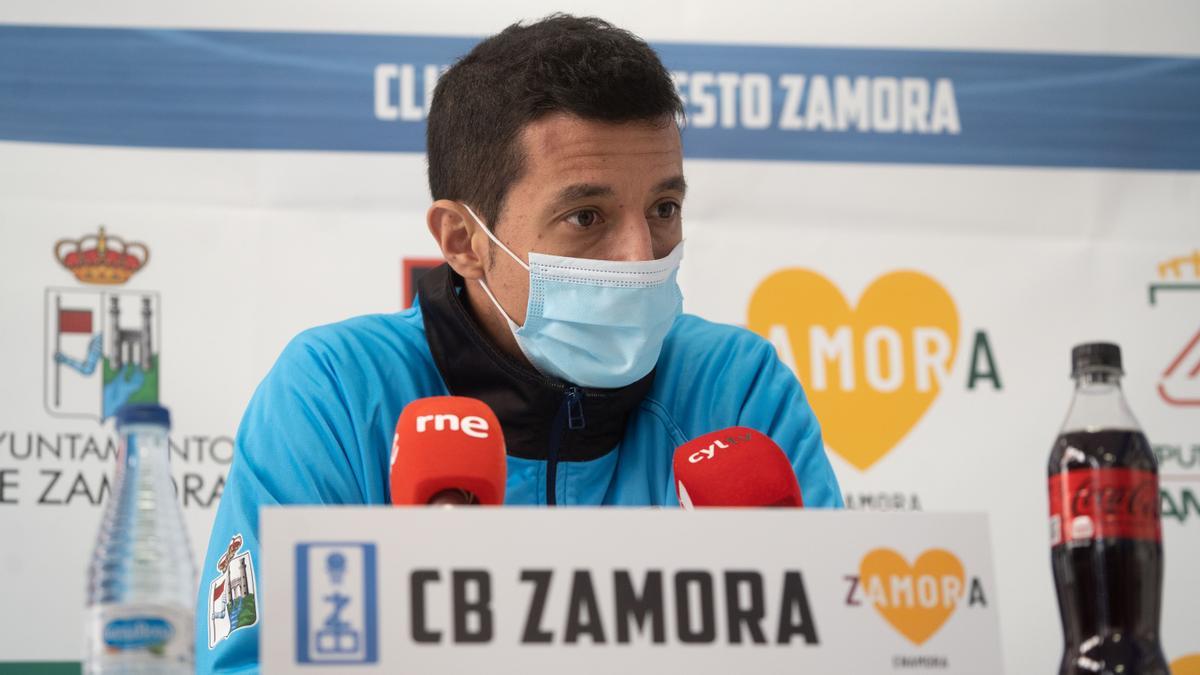Saulo Hernández, ayer en rueda de prensa, en la sede del CB Zamora.