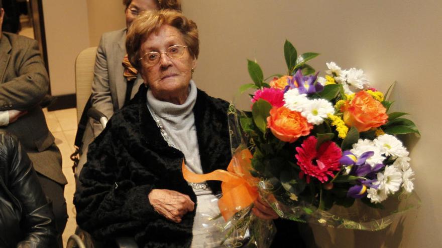 Carmen Sánchez, el pasado noviembre, con un ramo de flores, en el nombramiento de Gustavo Bueno como socio de honor del Centro Riojano de Asturias.
