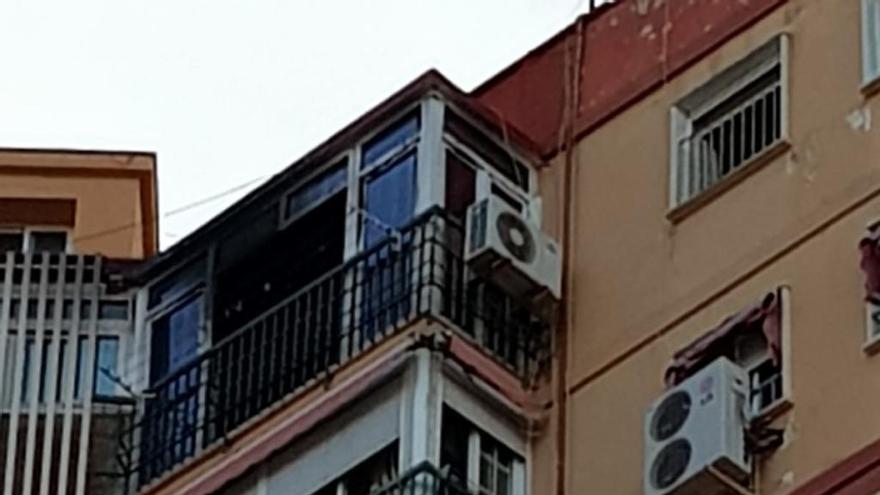 Vivienda calcinada por el fuego.