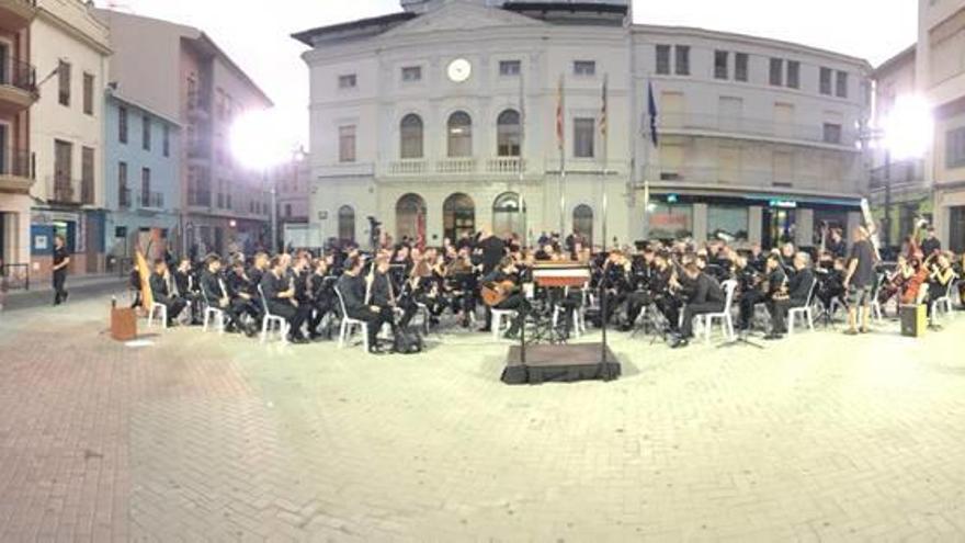 La banda de música de Tavernes en pleno rodaje en la plaza Major de la localidad.