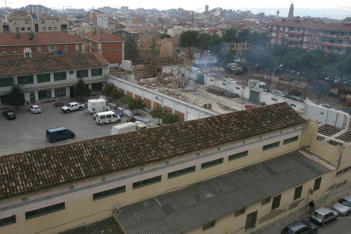Obras en la antigua casa cuartel caserna de la guardia civil ahora donada al centro hospitalario parc taulí