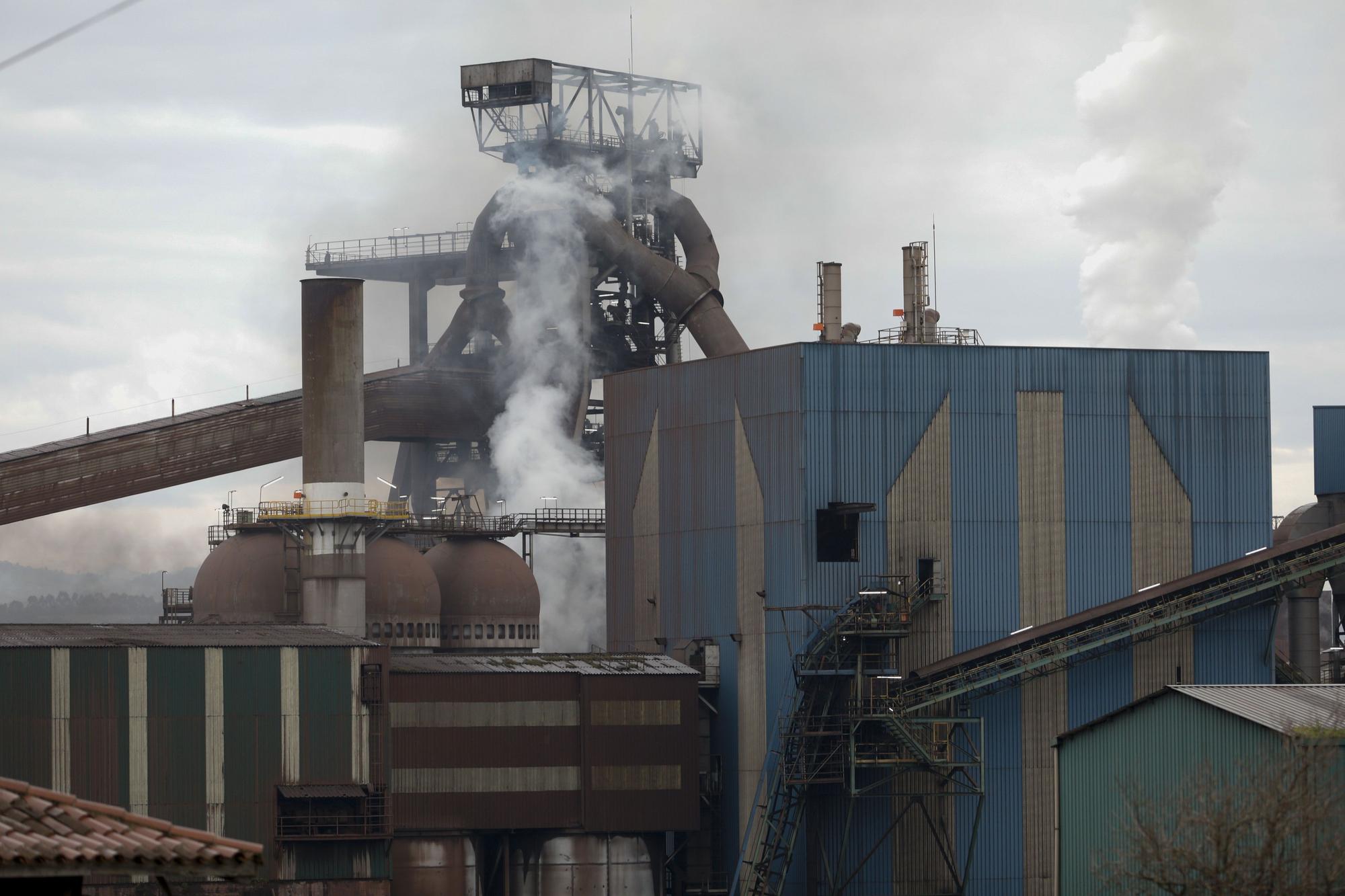 EN IMÁGENES: Un incendio obliga a evacuar el horno alto A de Arcelor en Gijón