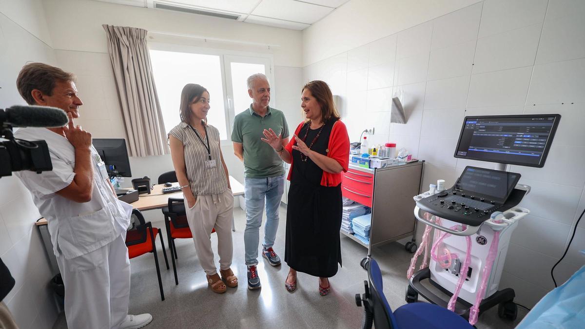 Manuela García durante su visita al centro de salud de Sant Jordi junto a otros referentes de salud de la isla