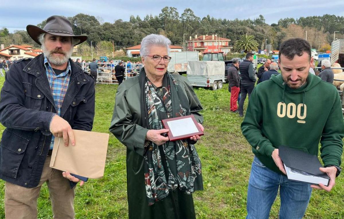 Gloria Mier recoge la placa de reconocimiento a la labor de su marido junto al edil Xuan Valladares, a la izquierda, y Fernando Santoveña. | M. V.