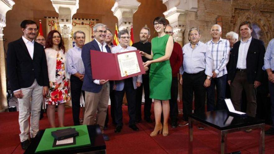 La Ronda recibe la medalla en nombre del Aragón diverso que les alienta