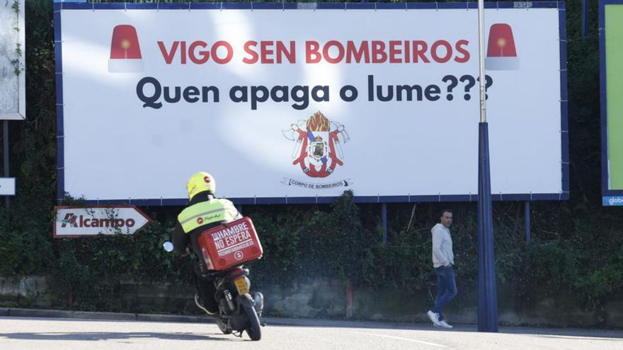 Una pancarta contra la carencia del servicio de bomberos