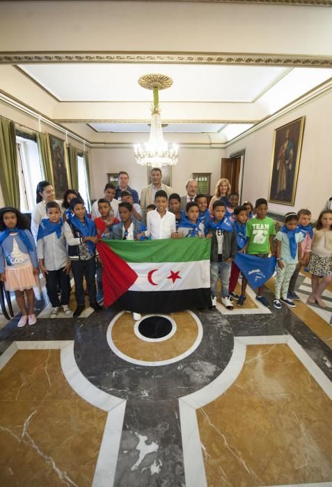 Recepción a niños saharauis en el Ayuntamiento de Oviedo