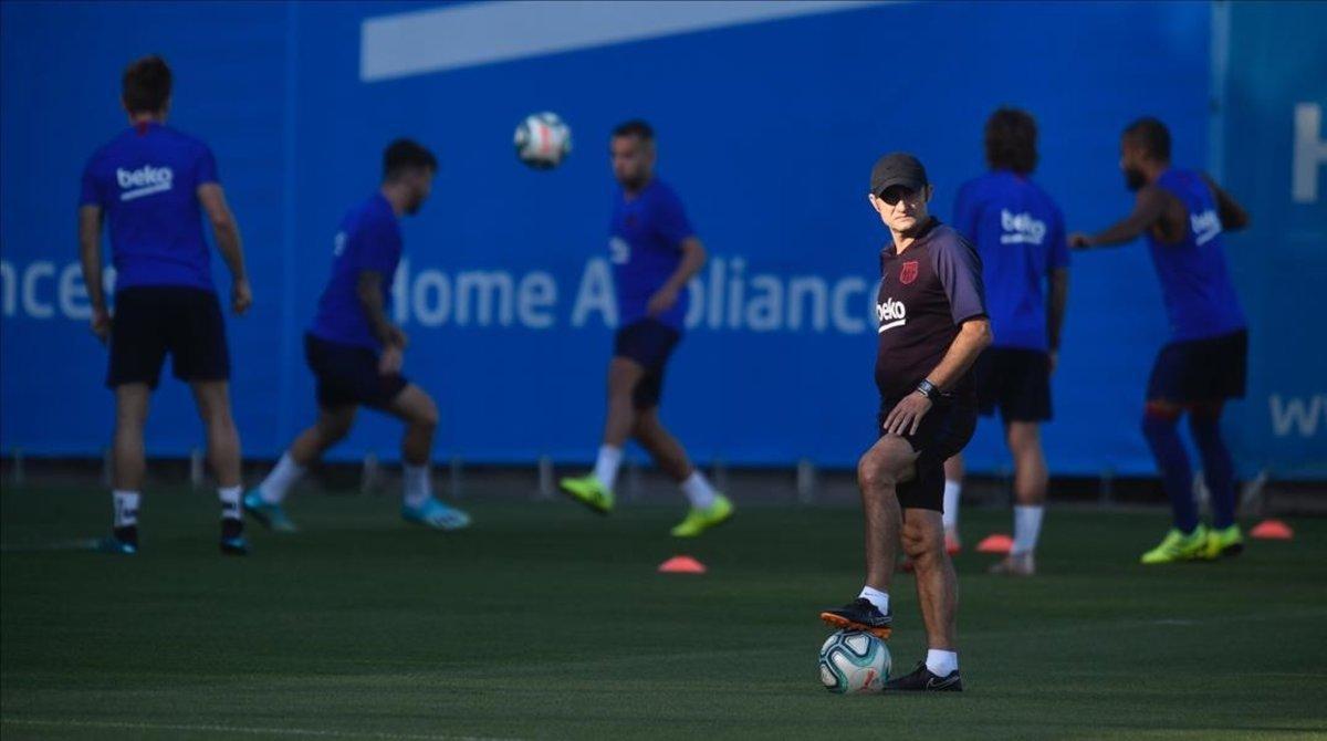 zentauroepp49547619 barcelona  24 08 2019 deportes ernesto valverde junto a sus 190824212942