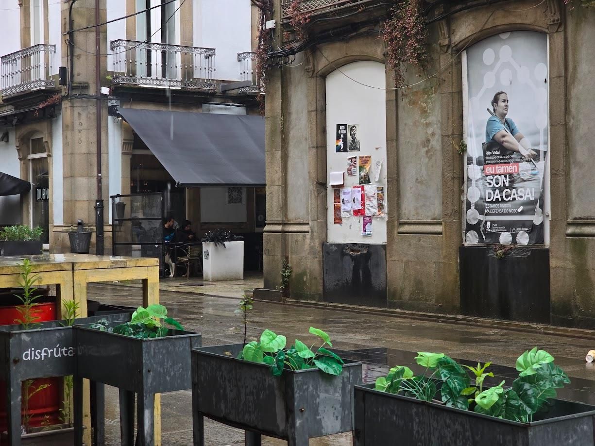Elementos afectados por la pegada de carteles y todo tipo de panfletos en las calles de Vilagarcía.