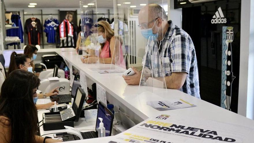 Los aficionados del FC Cartagena no esperan para sacarse su abono