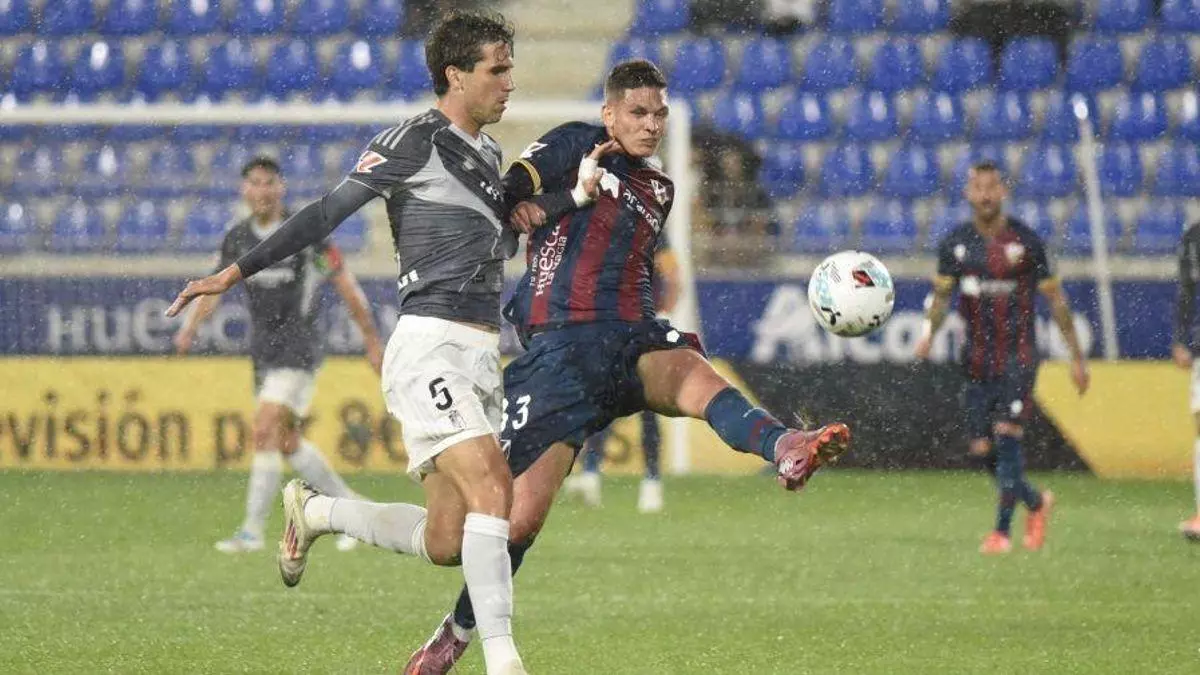 El Huesca firma otro partido gris y el Granada asalta El Alcoraz