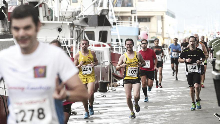 Los participantes de una pasada edición de la carrera, por O Berbés.  // Jorge Santomé