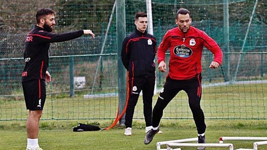 Quique González, durante un entrenamiento en la ciudad deportiva de Abegondo.