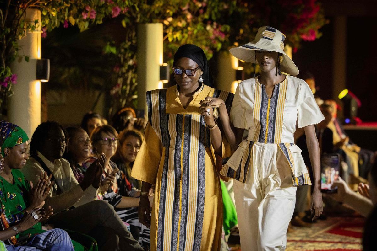 Dos modelistas en la pasarela de moda en Mauritania