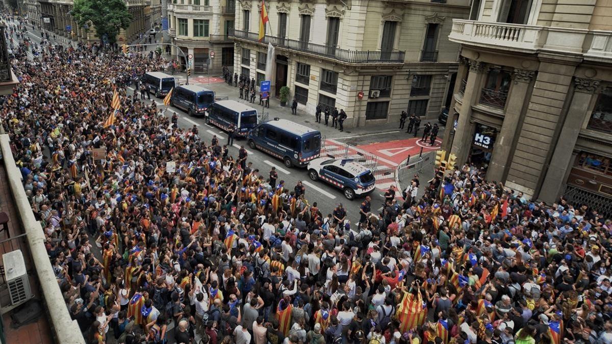 Concentración delante de la Jefatura de Policia Nacional, en Via Laietana.