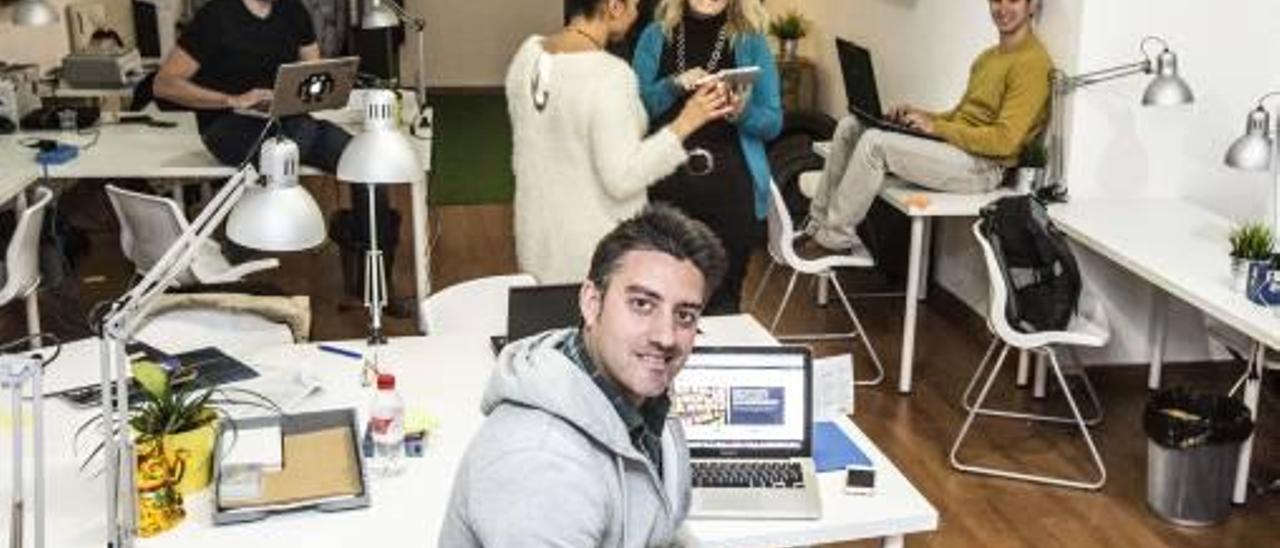 Tres imágenes de espacios de coworking en la provincia. Arriba, Coffeework. A la derecha, arriba, el Centro de Negocios de Alicante y abajo, Yo&amp;co.