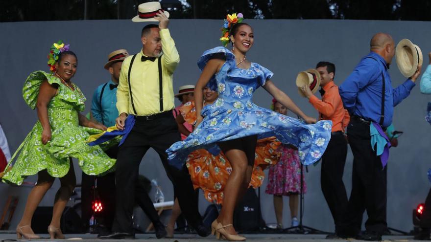 El folclore local e internacional saca a bailar a Castrelos