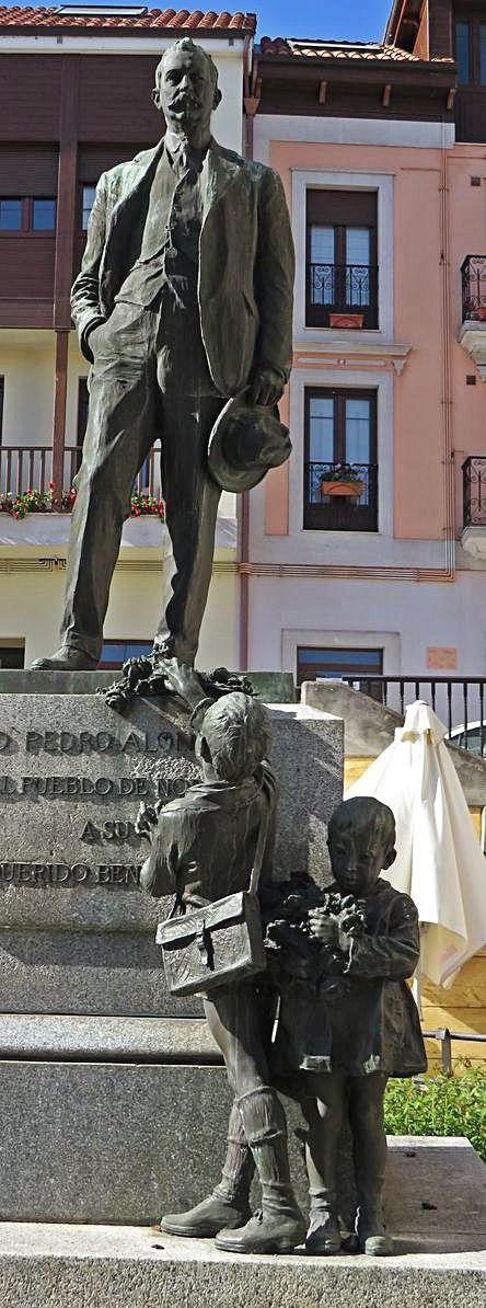 Estatua de Pedro Alonso en Noreña.