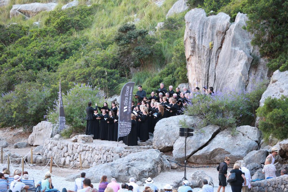 Residenten und Mallorca-Urlauber haben sich am Sonntag (2.7.) zum traditionellen Konzert in der Felsenschlucht Torrent de Pareis eingefunden. In diesem Jahr war die Capella Mallorquina zu hören.