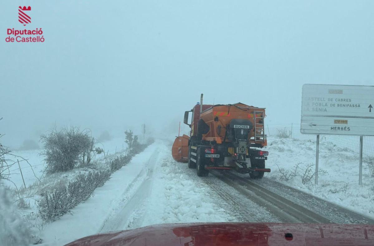 Los Bomberos de la Diputación de Castellón, activos en el temporal de nieve.