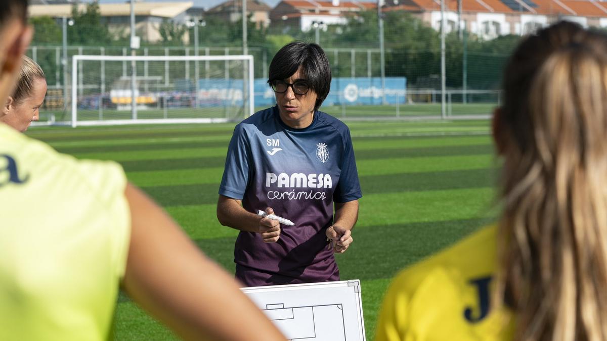 Sara Monforte da instrucciones durante un entrenamiento en la Ciudad Deportiva Pamesa.