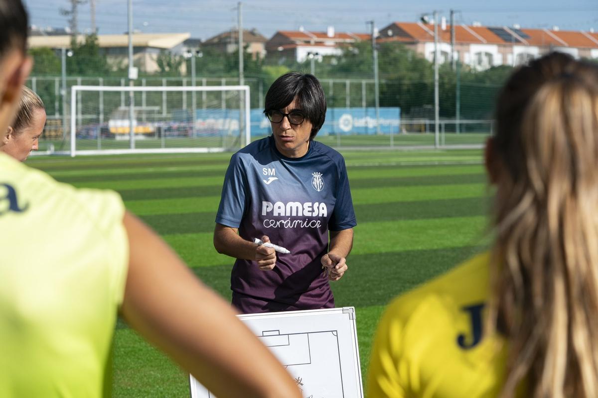 Sara Monforte da instrucciones durante un entrenamiento en la Ciudad Deportiva Pamesa.