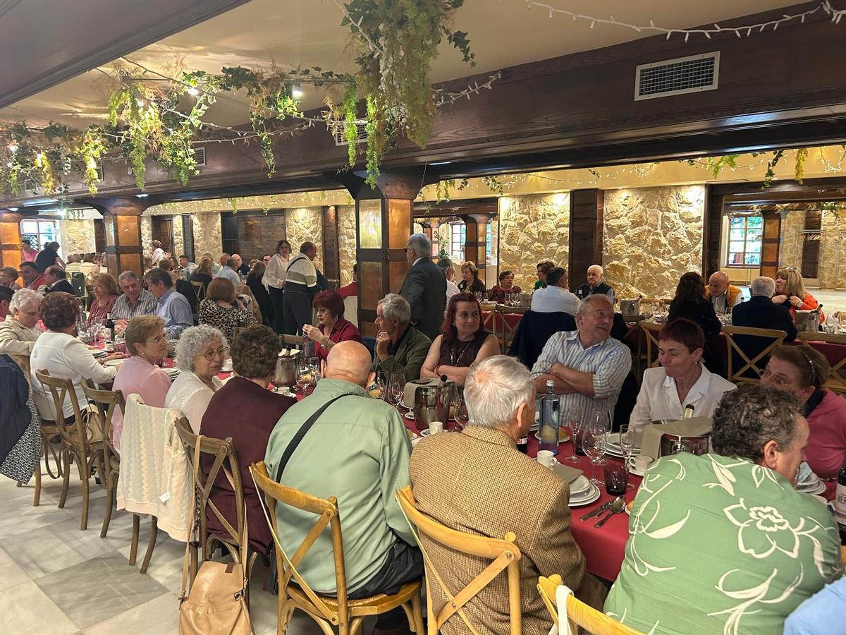 En imágenes: comida anual y reconocimiento de socios del Hogar del Jubilado de El Berrón.