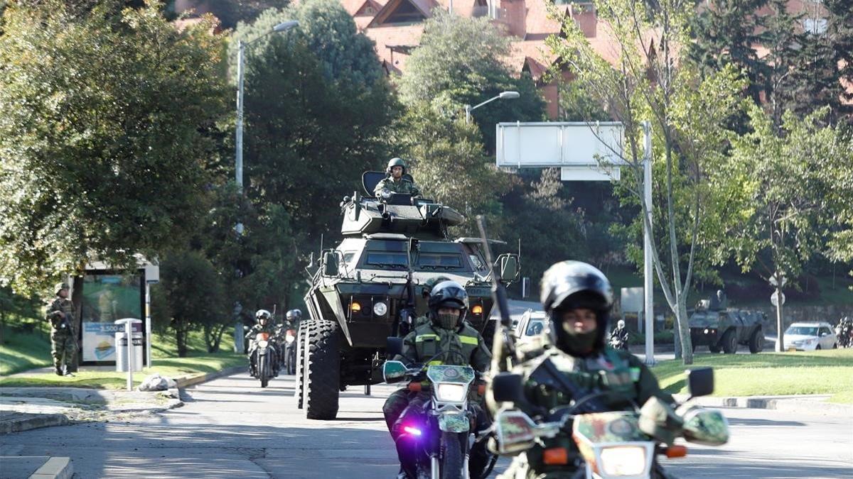 Miembros del Ejército patrullan, este sábado, las calles de Bogotá.