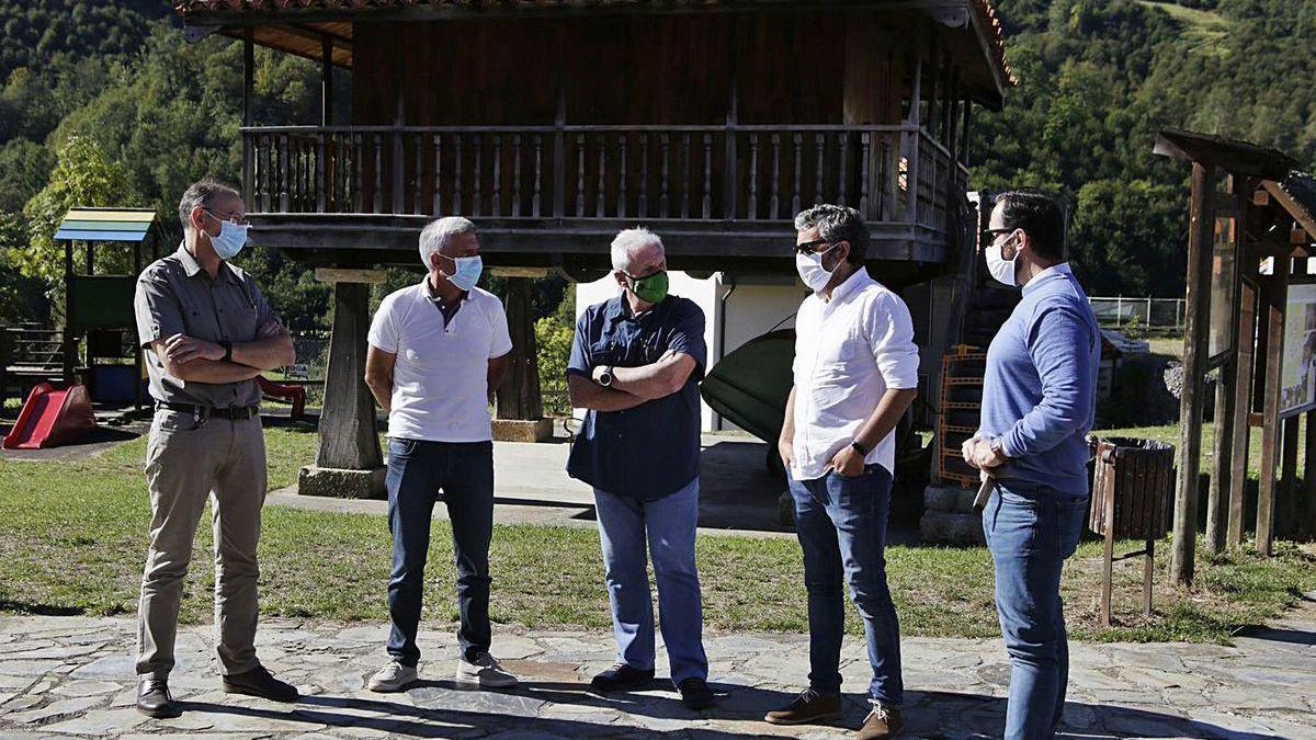 Por la izquierda, Marcelino Martínez, Miguel Fernández, Alejandro Calvo, David Villar y el nuevo director del parque de Redes, Luis Fernández Sierra, en Campo de Caso.