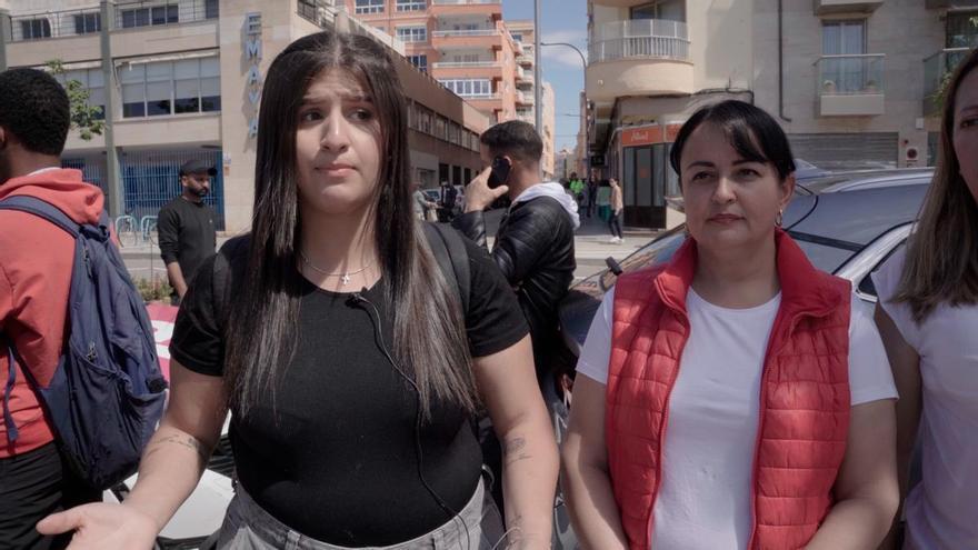 Tensión e incertidumbre en la cola para obtener el informe de vulnerabilidad en Palma: "Llevamos aquí desde las ocho de la mañana, si me voy pierdo la fila"