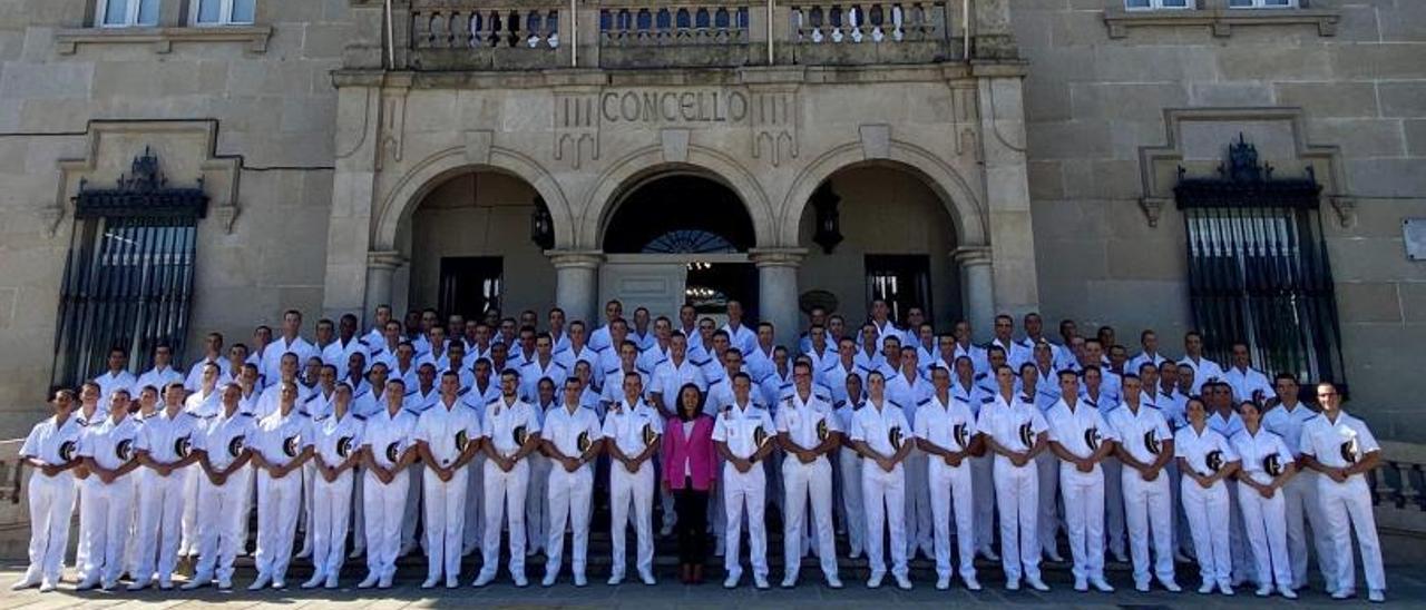 Foto de los nuevos guardiamarinas con la alcaldesa de Marín a las puertas del Concello. |   // FDV