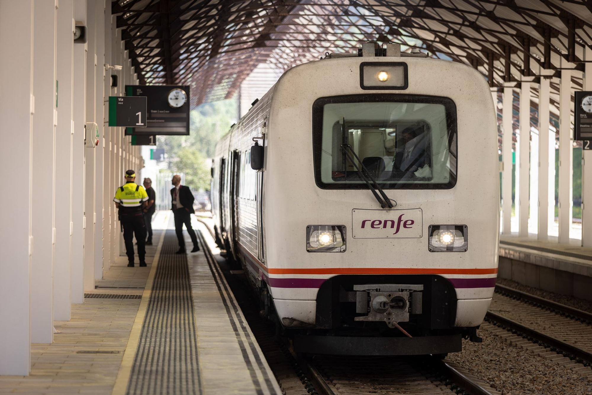 En imágenes | Así ha sido el viaje inaugural del Canfranero en su vuelta a la actividad tras las obras de remodelación de la línea