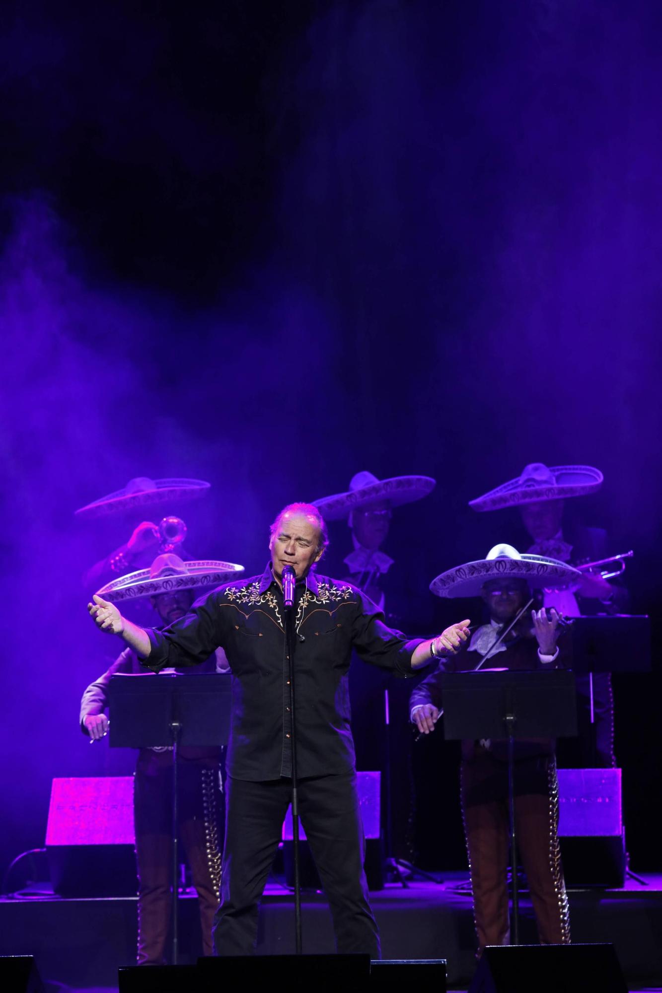 El concierto de Bertín Osborne en Gijón, en imágenes