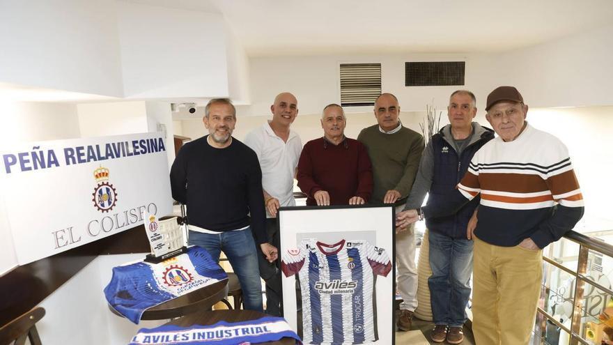 La peña El Coliseo estrena su trofeo a mejor jugador del Avilés