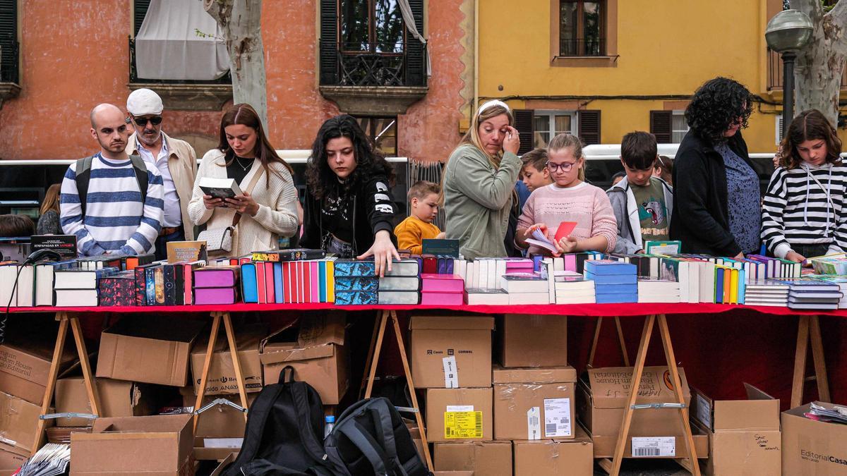 Lectores de diferentes edades en busca de un libro en este Sant Jordi.