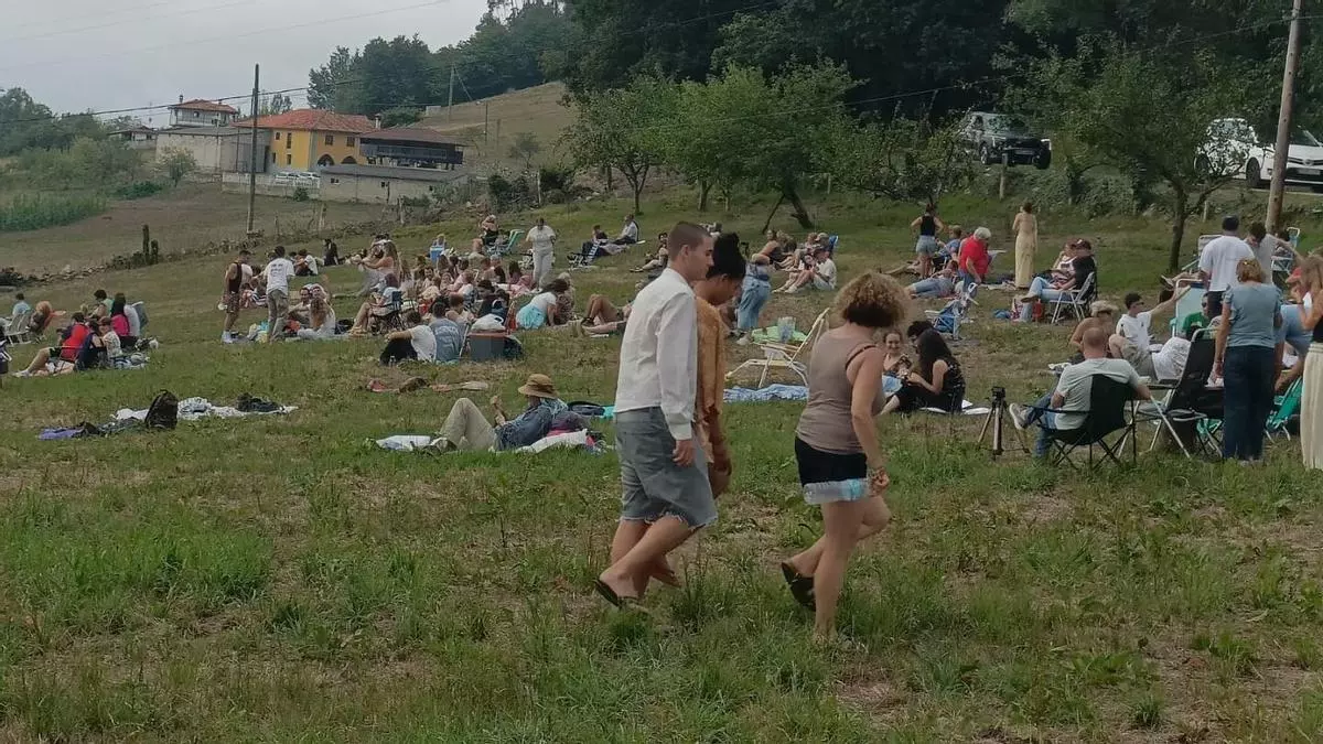 La fiesta del eclipse en El Fresno (Grado)