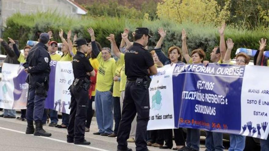 Afectados por preferentes protestan en Ourense, donde Feijóo dio ayer una conferencia / brais lorenzo