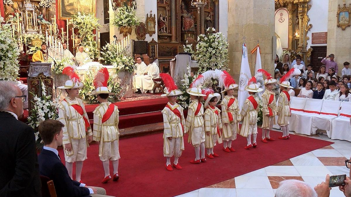 Los seises danzan ante Jesús Sacramentado en la parroquia de la Asunción de Priego, en la celebración del Corpus Christi.