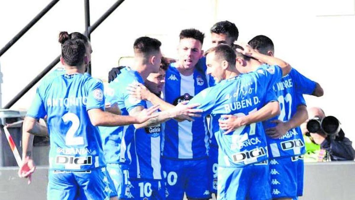 Los futbolistas del Deportivo celebran uno de sus dos goles de ayer en Ceuta. |  // LOF