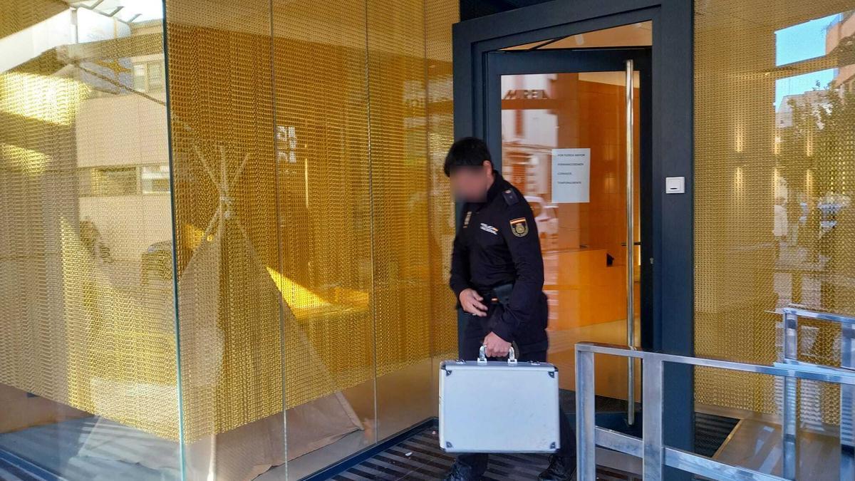 La Policía Nacional accede a la clínica dental de Alzira donde anestesiaron a la menor que falleció