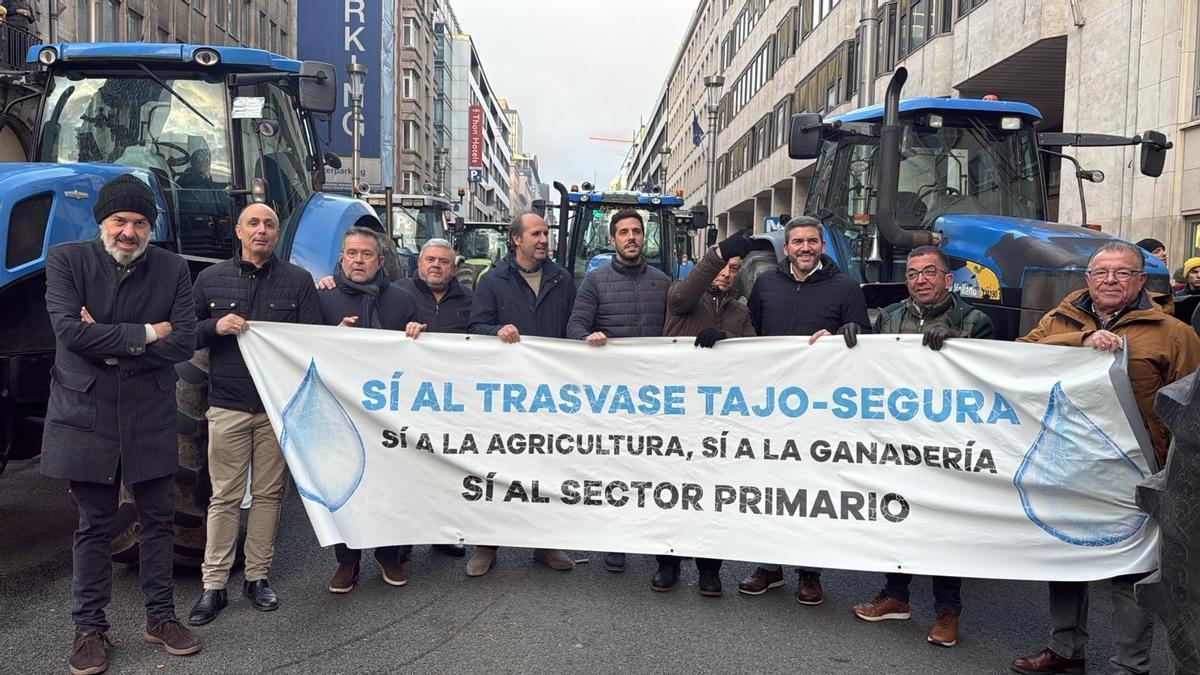 El Scrats acudió a la manifestación en Bruselas de diciembre con una pancarta de apoyo al Trasvase Tajo-Segura.