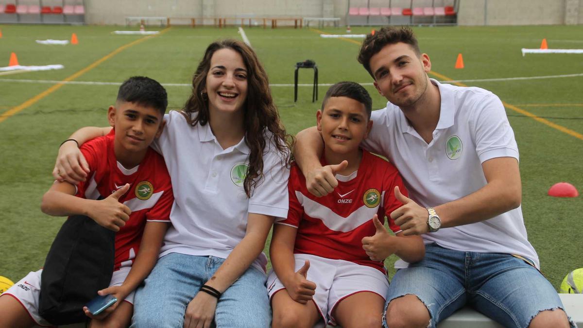 Els educadors Dèlia Ania i Aleix Tort, amb dos nens d’equips de la Fundació Girona Est.