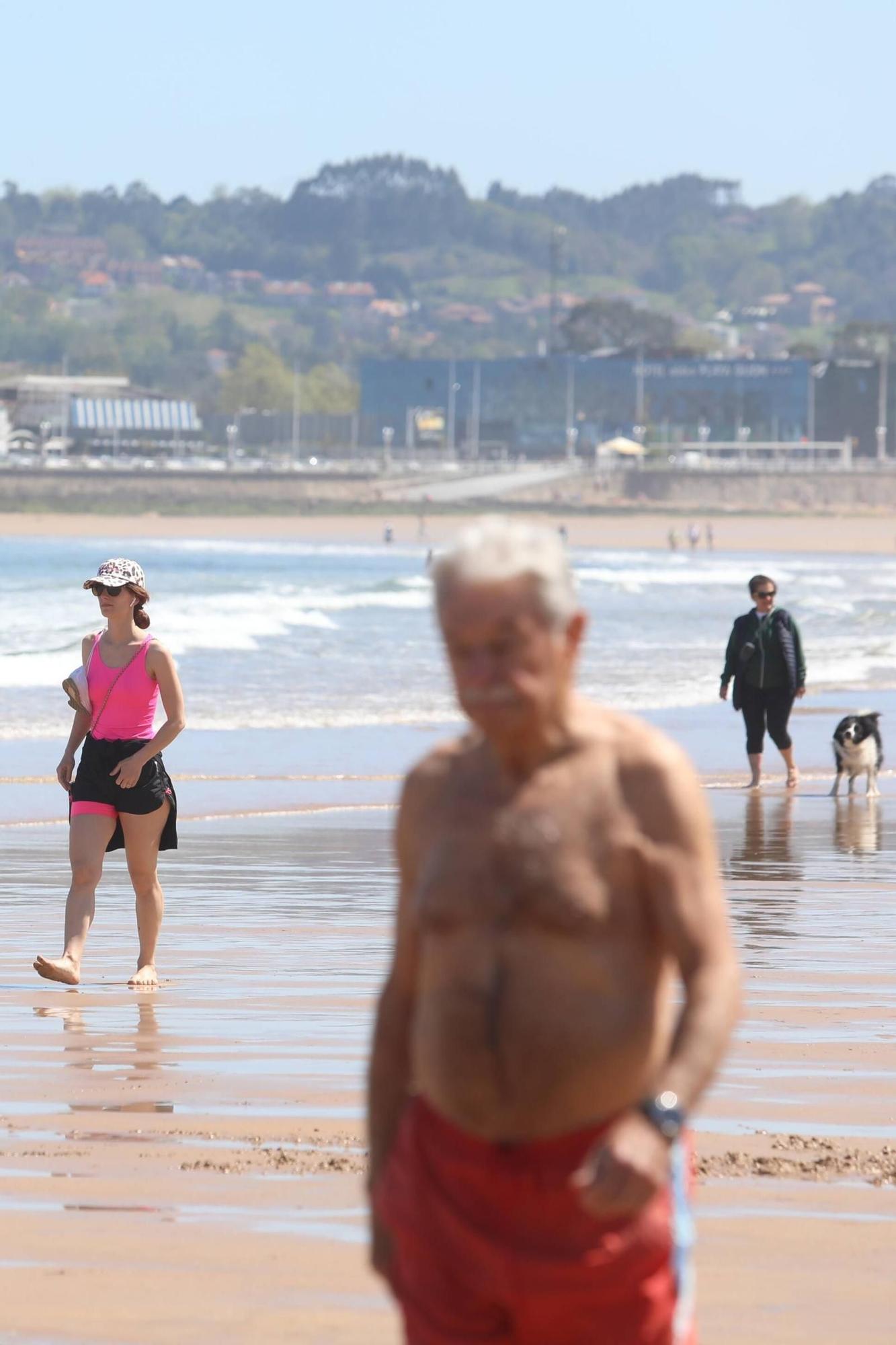 La primavera adquiere tintes veraniegos en Asturias: así fue la jornada de calor en Gijón