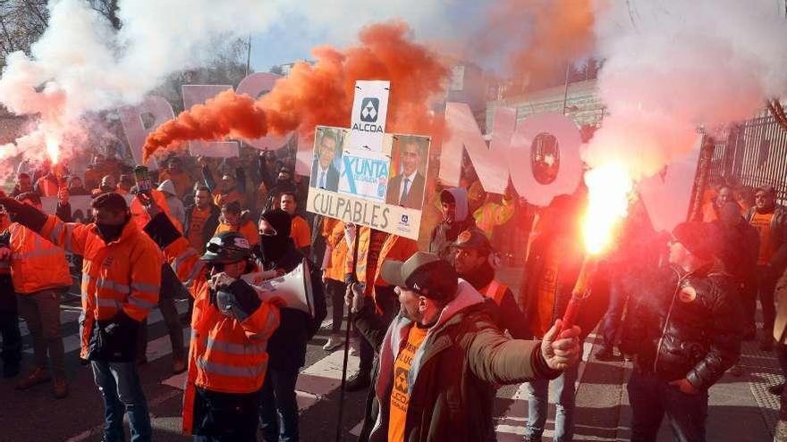 Empleados de Alcoa concentrados ayer delante de San Caetano, en Santiago. // Xoán Álvarez