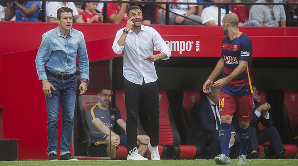 Luis Enrique i Unzué donen ordres a Mascherano, durant el partit entre el Sevilla i el Barcelona. Luis Enrique i Unzué donen ordres a Mascherano, durant el partit entre el Sevilla i el Barcelona.