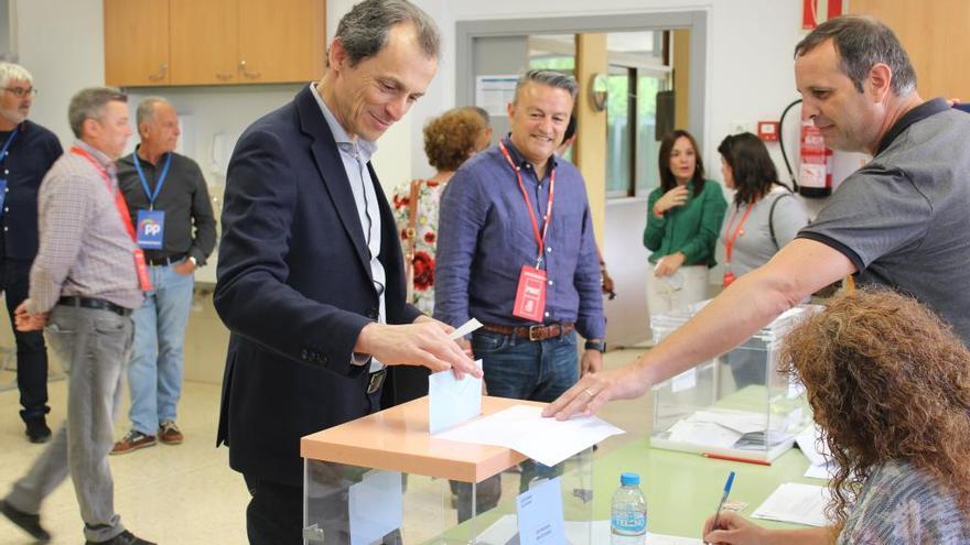 El ministro Pedro Duque al votar en Xàbia: &quot;Mola el sistema informático&quot;