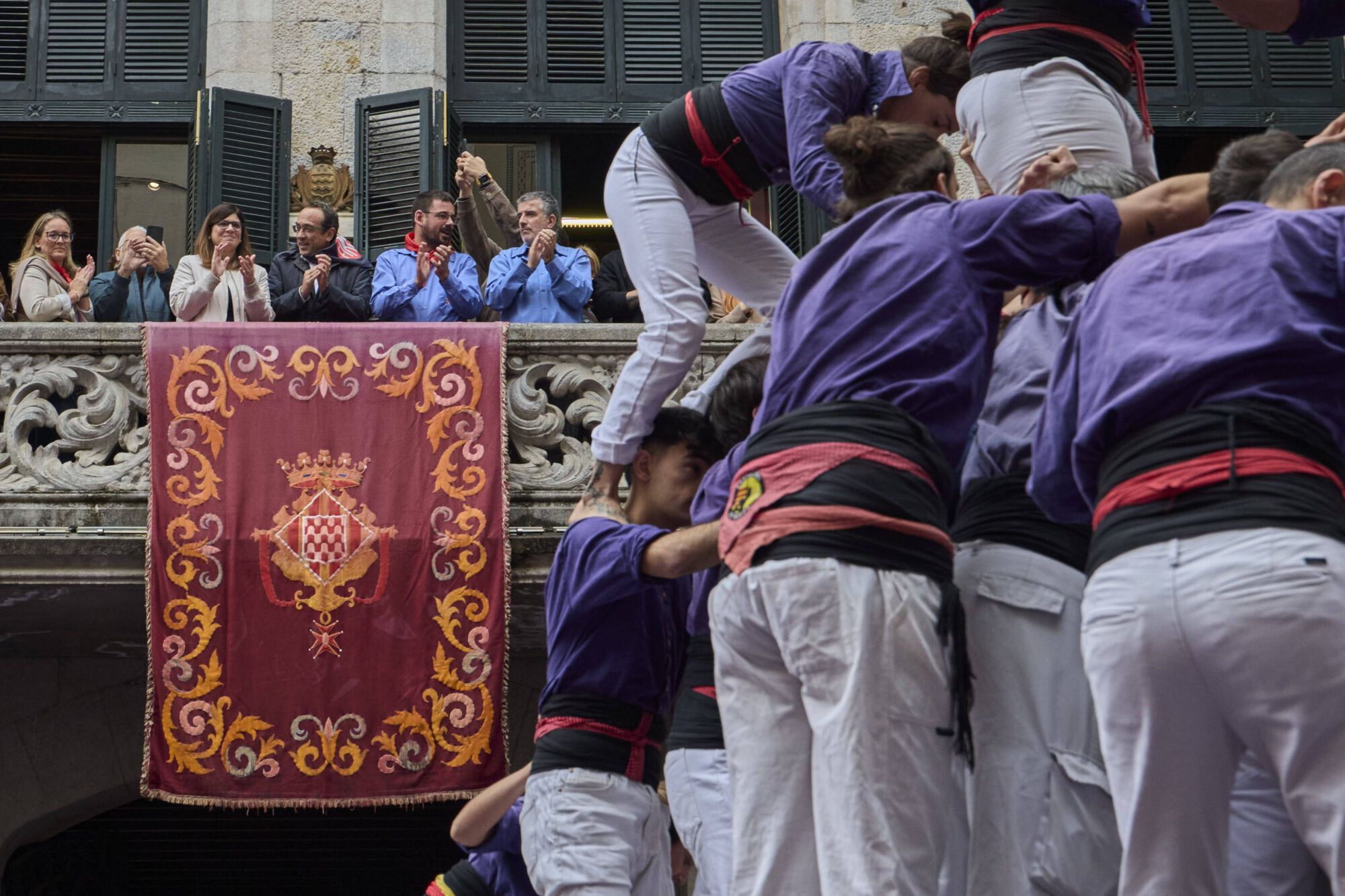 Diada Cartelera amb Els Marrecs de Salt, Capgrossos i Minyons de Terrassa a la plaça del Vi.