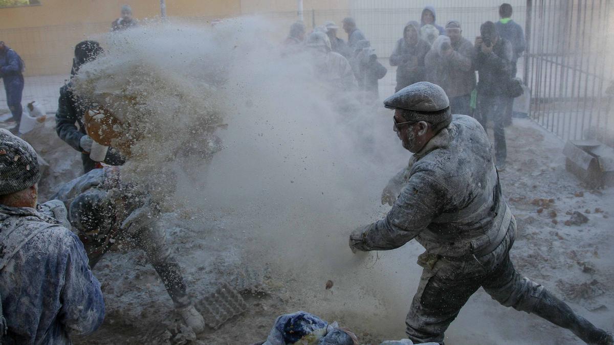 "Els Enfarinats" toman el control en Ibi